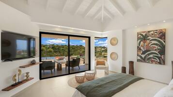 5 slaapkamers, een kluis op de kamer, een bureau