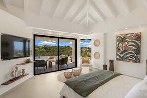 5 chambres, coffres-forts dans les chambres, bureau