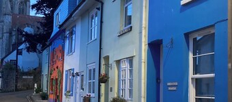 Fisherman's Cottage - seconds from the sea, harbour & restaurants.