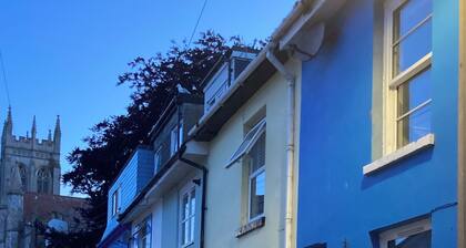 Fisherman's Cottage - seconds from the sea, harbour & restaurants.