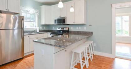 Charming 2-bedroom cottage with WiFi, fitness room+ pool, 5 mins to Wells Beach