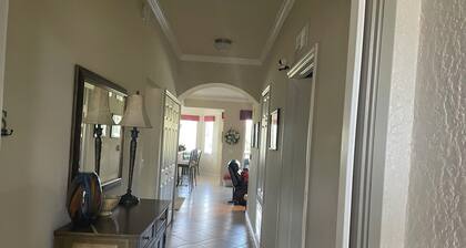 Charming 2-bedroom condo with WiFi, fitness room in nice Naples. Golf available.