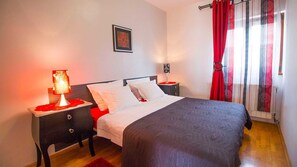 6 bedrooms, desk, iron/ironing board, free WiFi