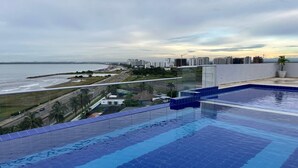 A rooftop pool with a view of the ocean and cityscape. - OCEAN DRIVE, Apartamento frente al mar (Cartagena)
