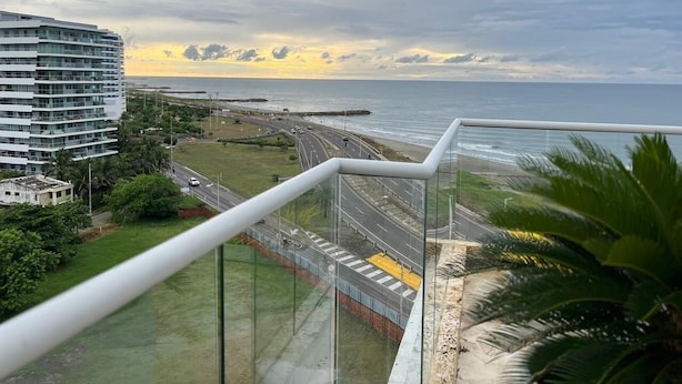 A high-rise building with a view of the ocean and a road leading to the beach. - OCEAN DRIVE, Apartamento frente al mar (Cartagena)