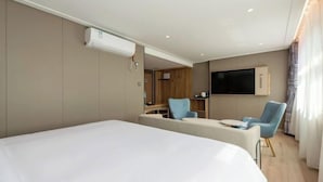 A hotel room with a large bed, a TV mounted on the wall, a desk with a chair, and a window with curtains. - Homeinn · neo (Xi'an Zhonglou Subway Station) (Xi'an)