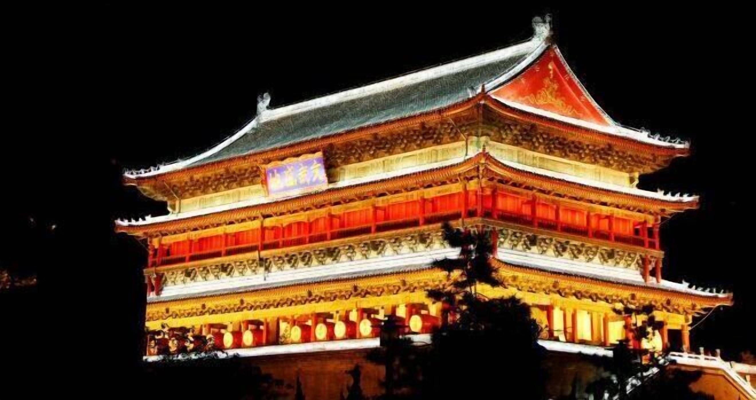 Un edificio tradicional de varios niveles con un techo destacado, iluminado por luces artificiales.
