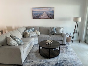 Smart TV - 3-bedroom condo in "Beachwalk" Englewood with WiFi, fitness room, AC, & pool. (Englewood)