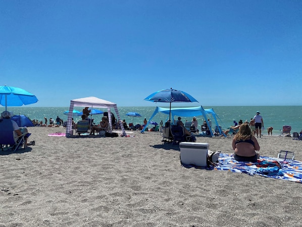 Solstolar och strandhanddukar