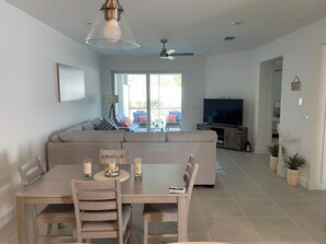 Smart TV - 3-bedroom condo in "Beachwalk" Englewood with WiFi, fitness room, AC, & pool. (Englewood)