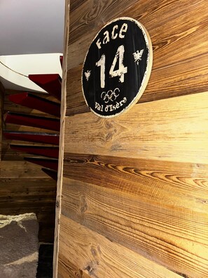 A circular sign with the number 14 and Olympic rings, indicating a location or event. - Exceptional, renovated duplex for 6–8 people (Val d'Isère)