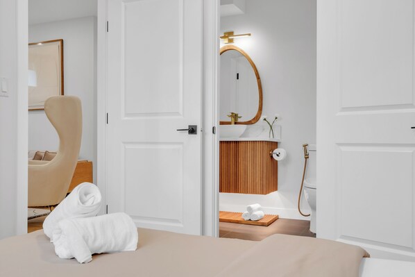 2 bedrooms, iron/ironing board, WiFi, bed sheets - Luxe Modern Brand New & Spacious 2BR Ensuite @ 203 Setonstone Landng SE Calgary (Calgary)