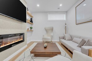 Televisión y chimenea 