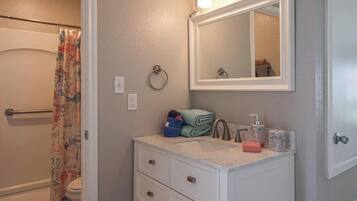 Een haardroger, handdoeken, zeep, shampoo