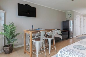 Planxa i posts de planxar, wifi gratuïta i roba de llit 