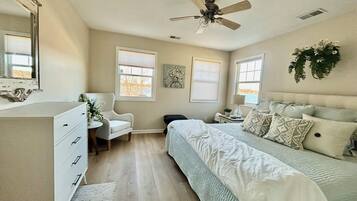 3 slaapkamers, een bureau, een strijkplank/strijkijzer, reisbedje