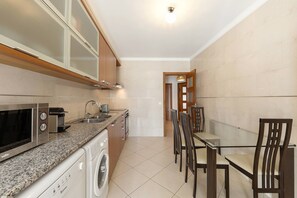 Fridge, microwave, oven, stovetop - Peniche Sea Breeze - City Center (Peniche)