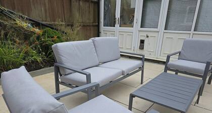 Spacious 6-bed house - 12 mins Gatwick