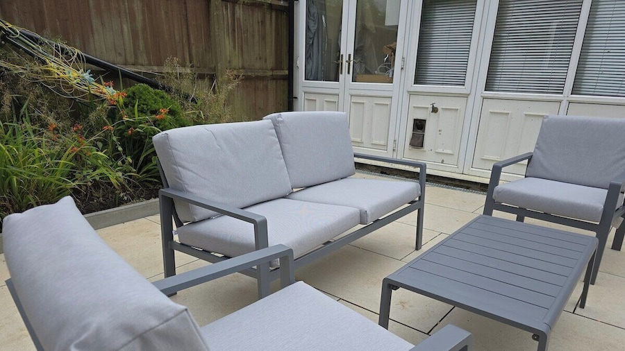 Spacious 6-bed house - 12 mins Gatwick