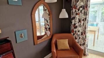 House, 6 Bedrooms, Non Smoking | Living area