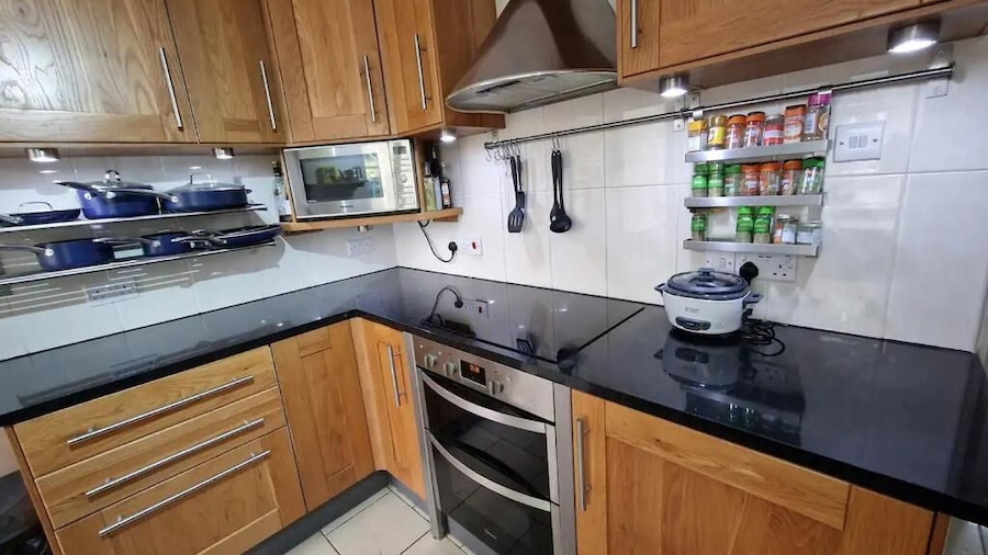 Spacious 6-bed house - 12 mins Gatwick