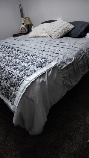 3 makuuhuonetta, tallelokero huoneessa, työpöytä, silitysrauta/-lauta