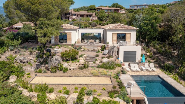 Een luxe villa met zwembad, terras en een verzorgde tuin.
