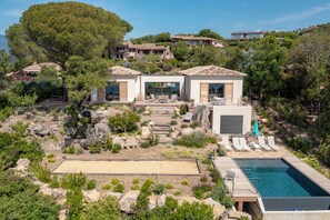 A luxurious villa with a swimming pool, outdoor seating, and a well-maintained garden. - VILLA VUE IMPRENABLE MER - CORSE DU SUD - MARINA DI FIORI : 8 people (Porto-Vecchio)