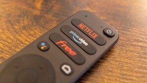 Un control remoto con botones etiquetados “Netflix” y “Gratis”.