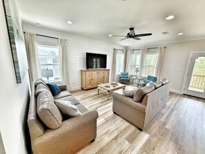 Living area - Brand New 4br Private Beach (Gulf Shores)