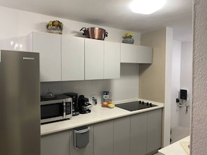 Réfrigérateur, micro-ondes, plaque de cuisson, cafetière/bouilloire