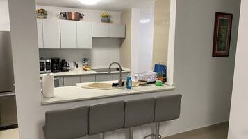 Coffee/tea maker, fridge, microwave, stovetop