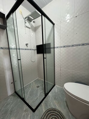 Secador de cabelo, toalhas de banho, sabonete, papel higiênico
