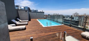 Outdoor pool - Spacious 3-bedroom apartment with WiFi, fitness room in charming Providencia (Providencia)