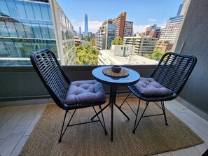Outdoor dining - Spacious 3-bedroom apartment with WiFi, fitness room in charming Providencia (Providencia)