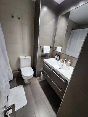 Shower, hair dryer, towels, soap - Spacious 3-bedroom apartment with WiFi, fitness room in charming Providencia (Providencia)