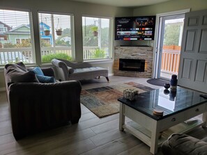 Una Smart TV, una chimenea, libros, una pantalla de ordenador