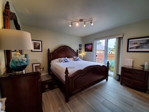 3 間睡房、書桌、熨斗/熨衫板、可攜式嬰兒床