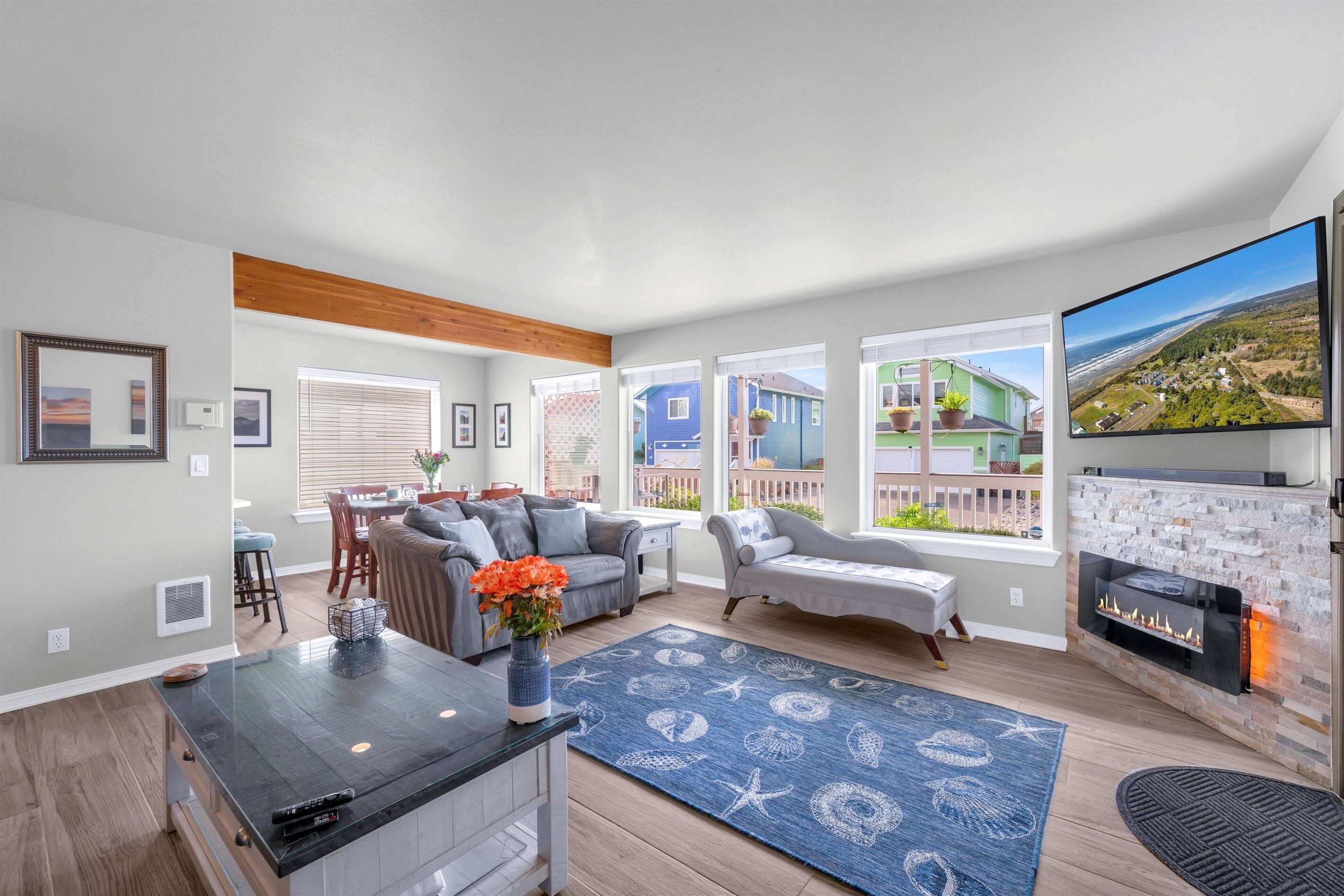 Smart TV, caminetto, libri, monitor per computer