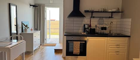 Chambre double | Cuisine privée | Micro-ondes dans les aires communes, chaise haute