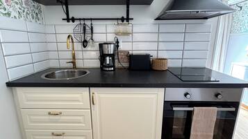 Kamar Double Standar | Dapur kecil pribadi | Microwave di ruangan umum dan kursi makan untuk bayi