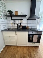 Refrigerador con freezer, microondas, horno, placa de cocina