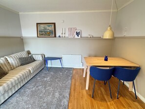 Televisión, mesa de ping pong, juguetes, libros