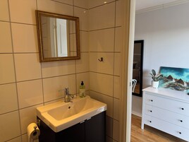 Habitación doble | Baño | Ducha, cabezal de ducha tipo lluvia, secador de pelo y toallas