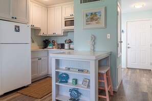 Fridge, microwave, oven, stovetop - Executive Keys Unit 110 (Port Aransas)