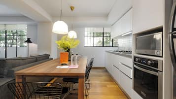 公寓 | 私人廚房 | 電冰箱、微波爐、烤箱、鍋具/餐盤/廚房用品