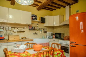 Fridge, oven, stovetop, coffee/tea maker