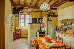 Réfrigérateur, four, plaque de cuisson, cafetière/bouilloire