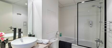 Haartrockner, HandtĂŒcher, Seife, Toilettenpapier