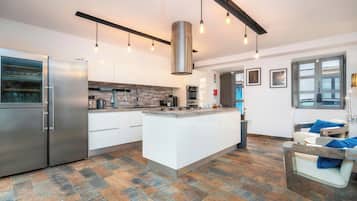 Full-size fridge, microwave, oven, dishwasher